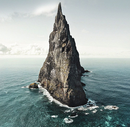 Ball's Pyramid (Pir&acirc;mide de Ball), um remanescente vulc&acirc;nico localizado no Oceano Pac&iacute;fico.